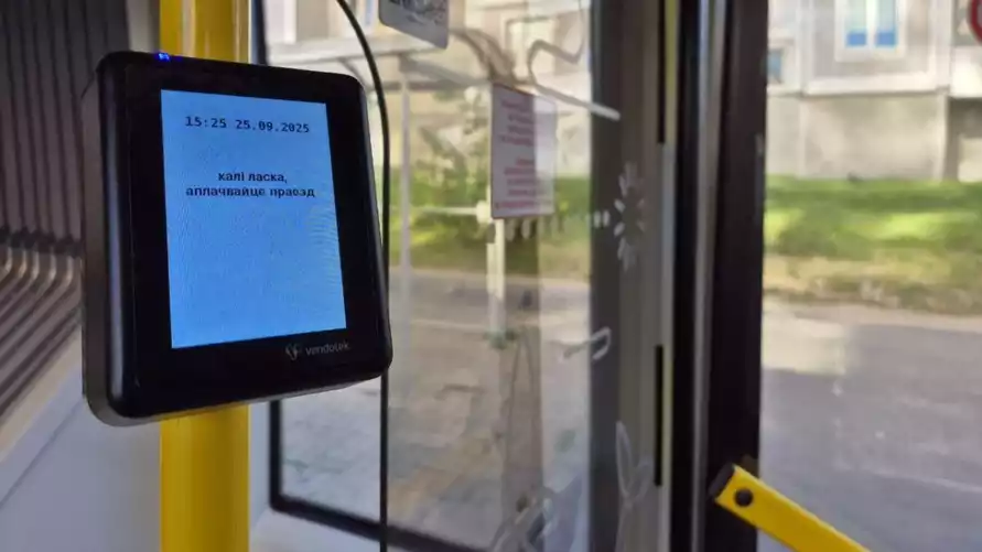 В минских автобусах установили терминалы оплаты банковскими картами. Но есть нюанс