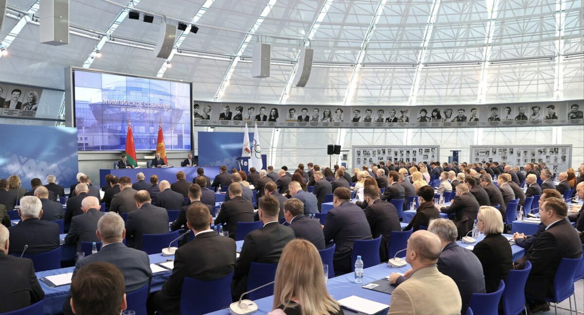 В Беларуси ввели новые правила "служебных командировок за границу" для госслужащих