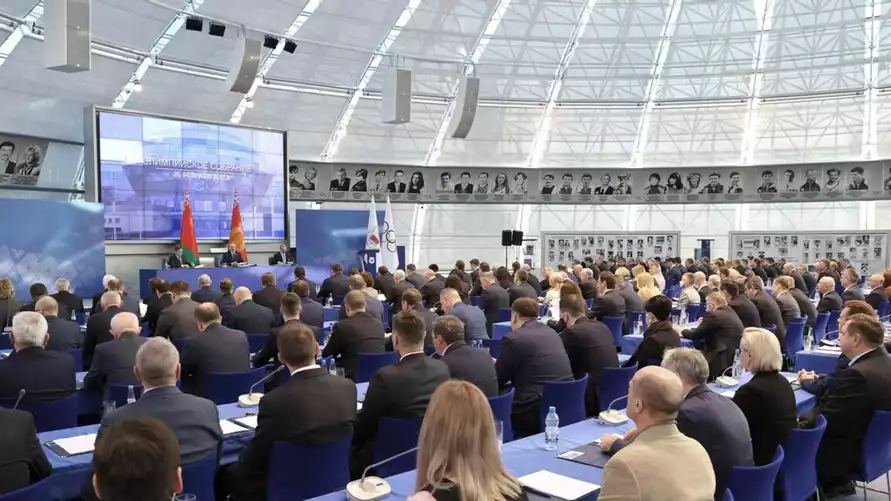 В Беларуси ввели новые правила "служебных командировок за границу" для госслужащих