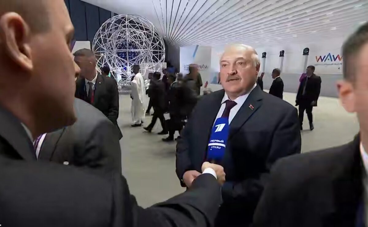 Лукашенко пообещал передать Путину "все весточки" от американцев