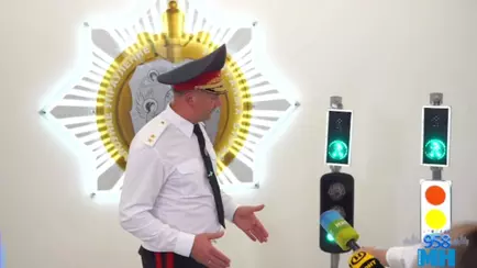 «Можно не спешиваться» — Кубраков показал новую табличку на велопереездах, имитирующую светофор