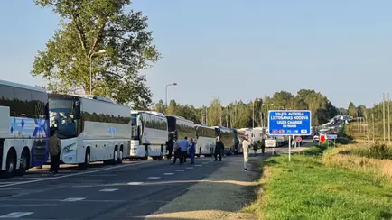 «В туалет — тайком, в лес» — Белорусы застряли на 30 часов на границе Латвии