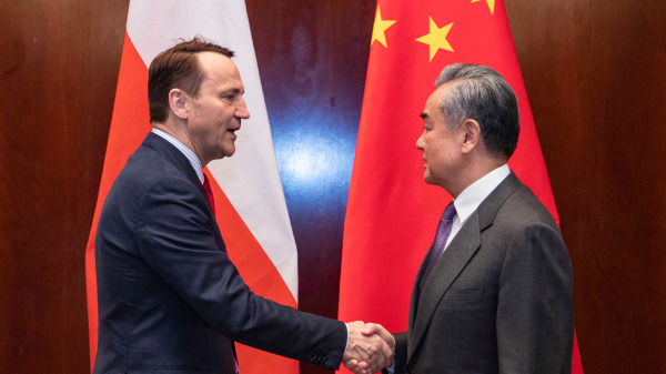 Глава МИД Китая прилетел в Варшаву. Обсудить закрытие Польшей границы с Беларусью?