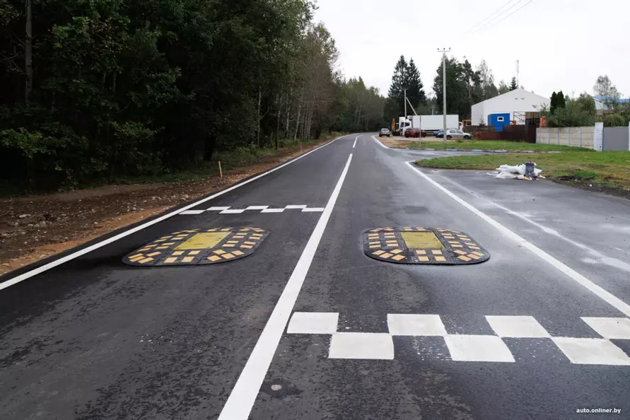 На дорогах под Минском заметили «берлинские подушки» вместо «лежачих полицейских». В чём преимущество?