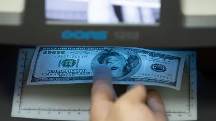 Кассир обменника вызвала милицию на гомельчанина из-за «мелких деталей» на купюре в 100 долларов