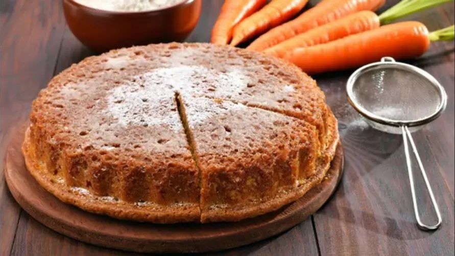 Взбейте яйца и смешайте с морковью. Этот пирог без сахара съедают за считанные минуты