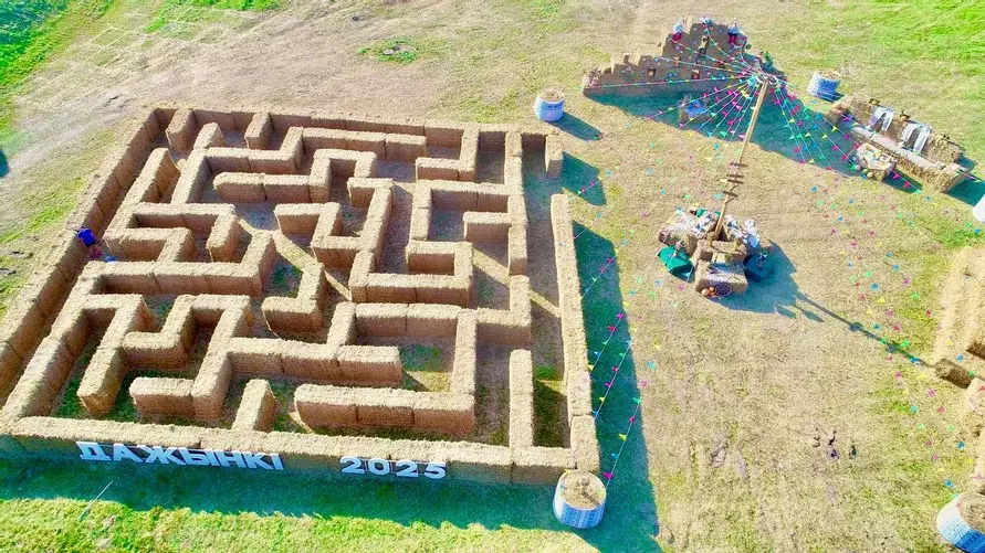 Крот-шахтёр, богомол-переросток и крейсер «Аврора». На полях Беларуси устроили конкурс фигур из соломы