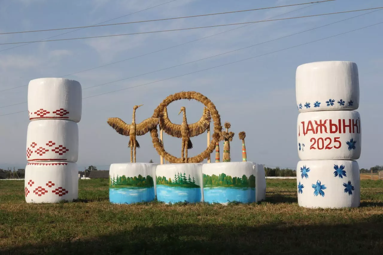 Крот-шахтёр, богомол-переросток и крейсер «Аврора». На полях Беларуси устроили конкурс фигур из соломы