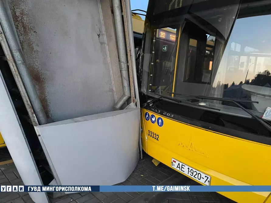 В Минске водитель городского автобуса врезалась в АЗС