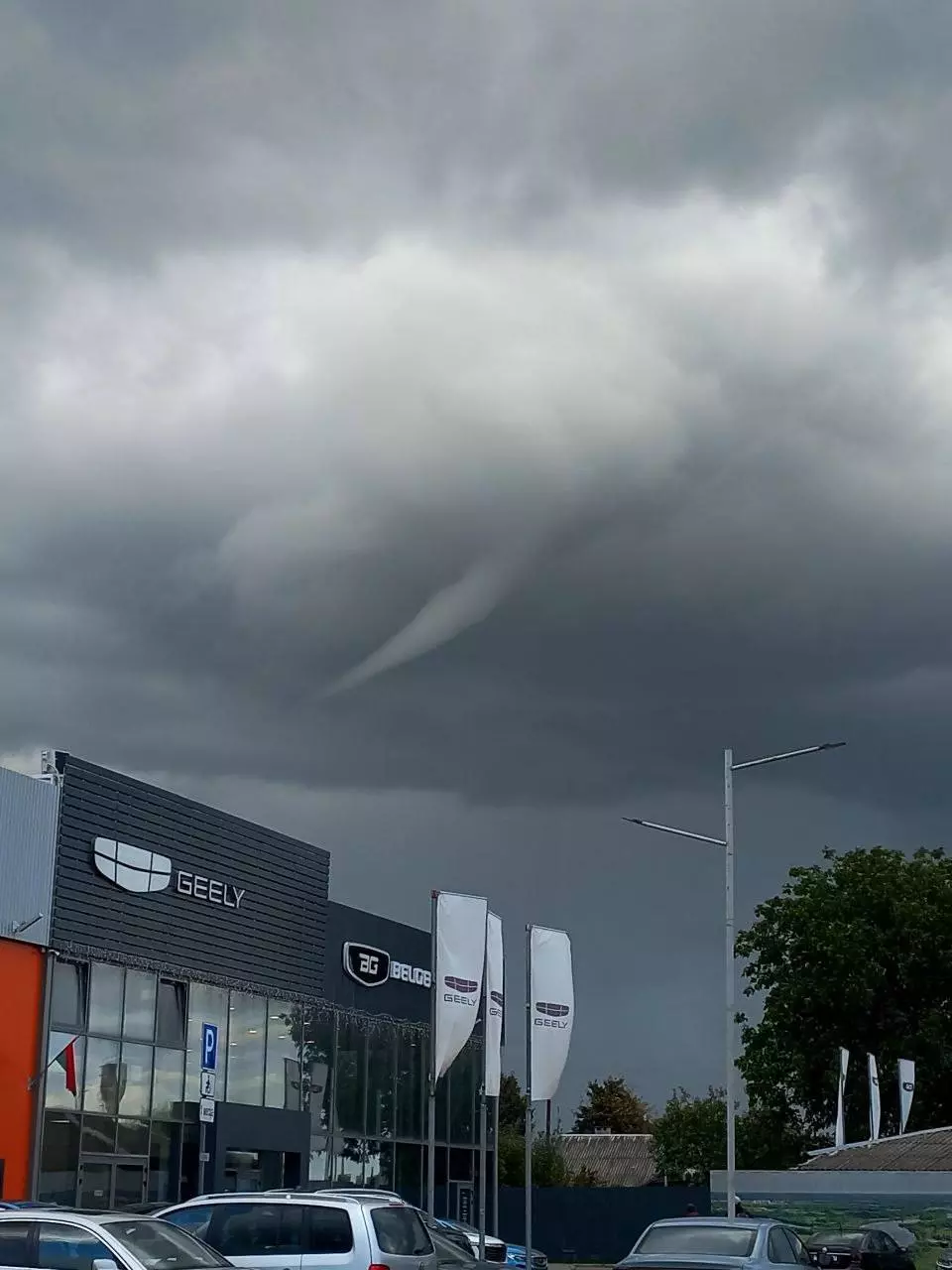 На Брестчине сняли зачатки смерчей, а на Минск обрушился тропический ливень