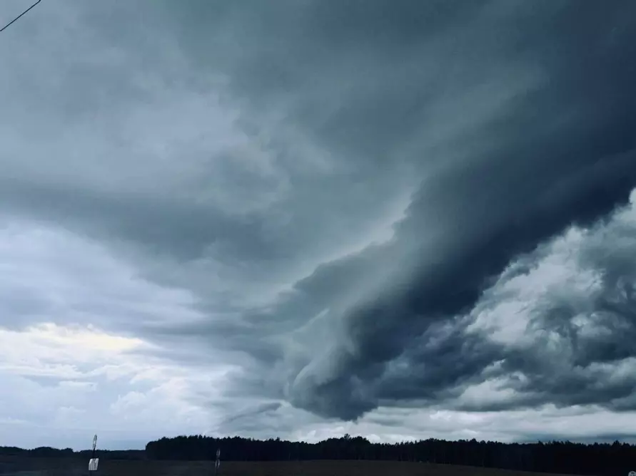 На Брестчине сняли зачатки смерчей, а на Минск обрушился тропический ливень