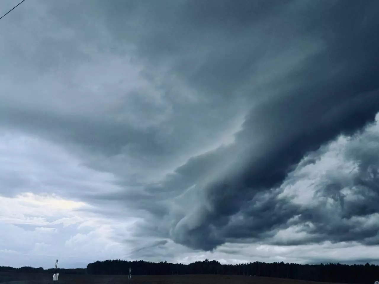 На Брестчине сняли зачатки смерчей, а на Минск обрушился тропический ливень