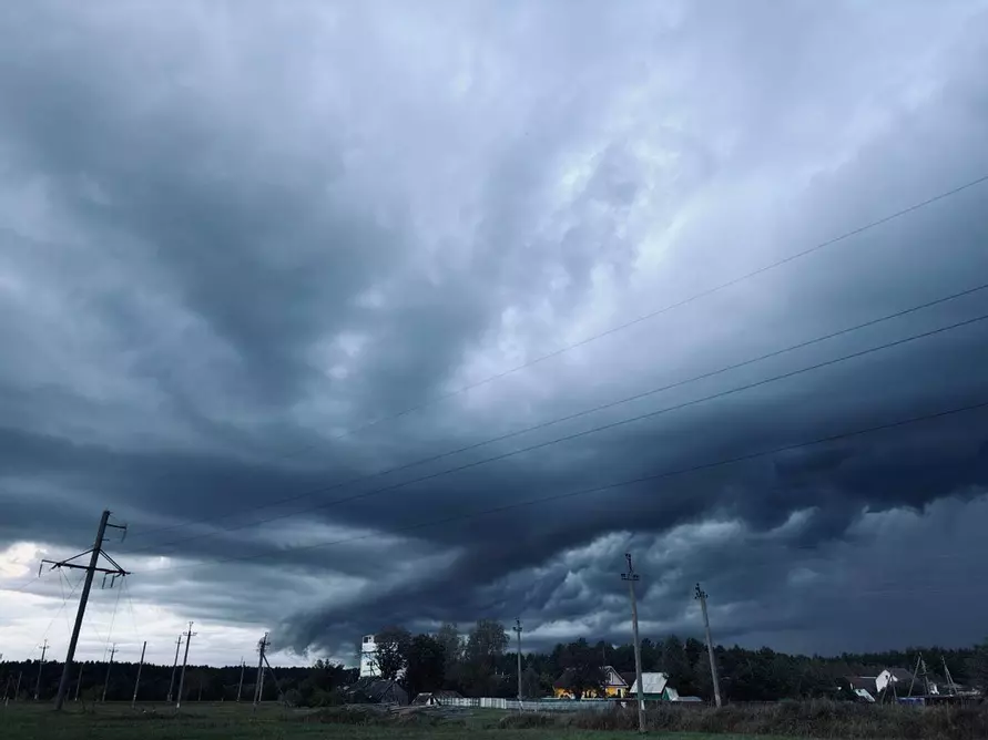 На Брестчине сняли зачатки смерчей, а на Минск обрушился тропический ливень