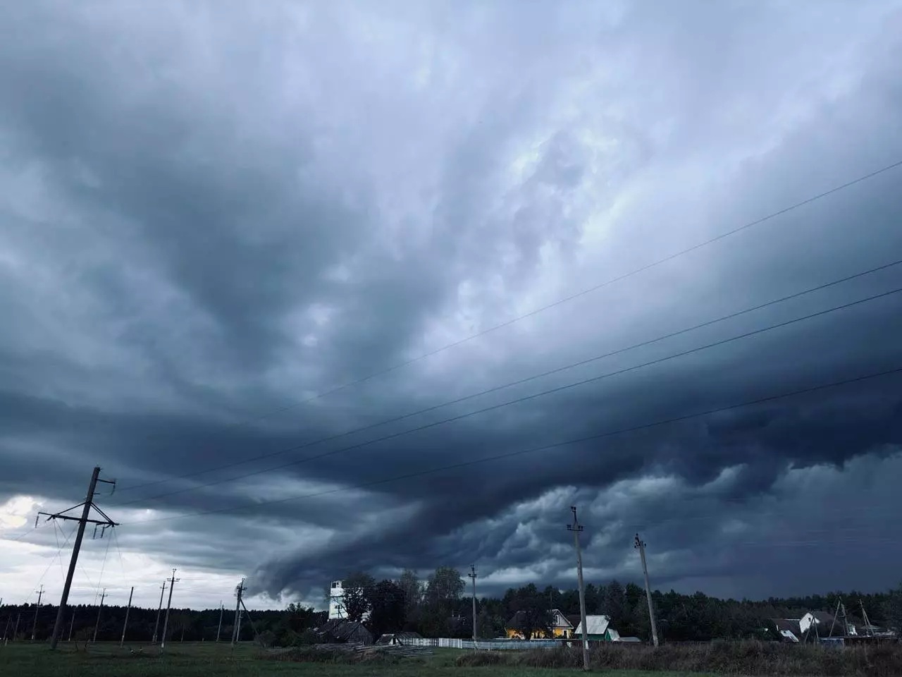На Брестчине сняли зачатки смерчей, а на Минск обрушился тропический ливень