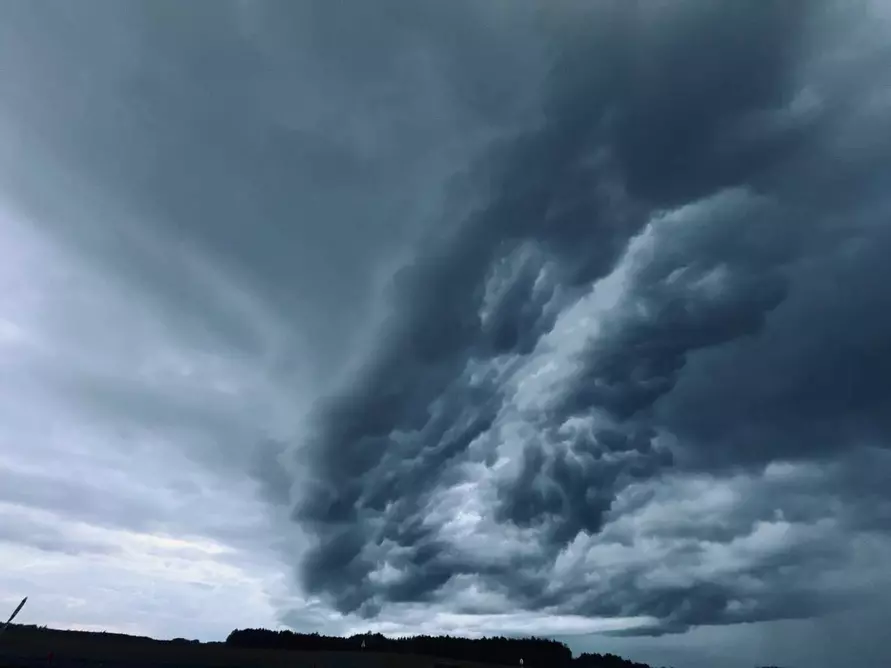 На Брестчине сняли зачатки смерчей, а на Минск обрушился тропический ливень
