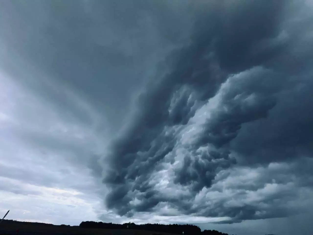 На Брестчине сняли зачатки смерчей, а на Минск обрушился тропический ливень