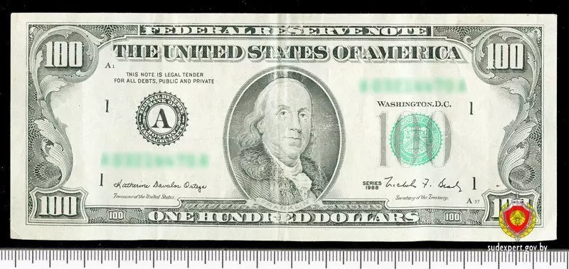 Кассир обменника вызвала милицию на гомельчанина из-за «мелких деталей» на купюре в 100 долларов