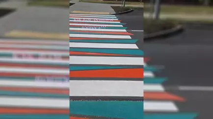 Новый стандарт? В Заславле заметили трехцветный пешеходных переход