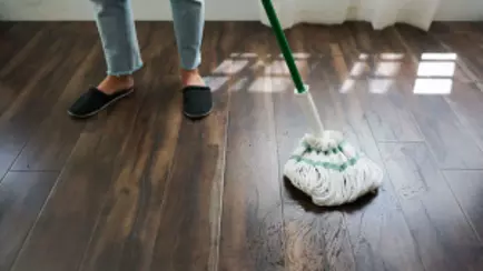 Пыль долго не будет оседать на ламинате, если добавить в воду 3 ложки одного средства