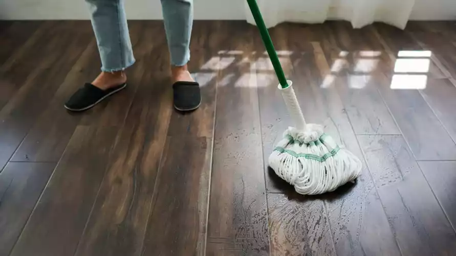 Пыль долго не будет оседать на ламинате, если добавить в воду 3 ложки одного средства