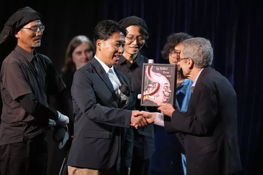 Корова-зебра, 35-летний ноготь и съедобный тефлон. В США вручили Шнобелевскую премию - 2025
