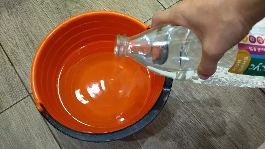 Пыль долго не будет оседать на ламинате, если добавить в воду 3 ложки одного средства