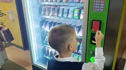 В школах Минска начали устанавливать автоматы с едой и напитками. А чипсы будут?