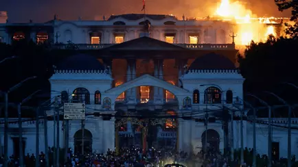 В Непале протестующие сожгли дворец правительства
