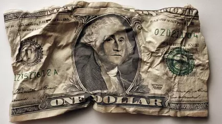 Ещё один банк предложил белорусам обменять повреждённые доллары. Сравнили комиссии в других банках