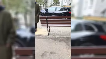 «А что не так?» — «Пизанская» скамейка в подъезде минского дома вызвала вопросы