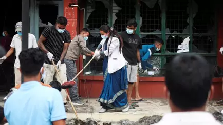 Непальцы после свержения правительства массово вышли на улицы для уборки