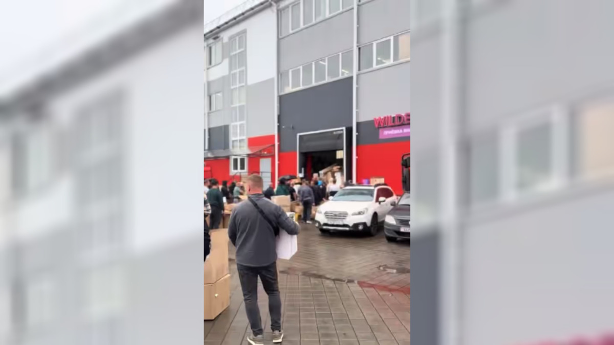 «А что будет на Новый год?» - Продавцы показали многочасовые очереди на склад WB под Минском