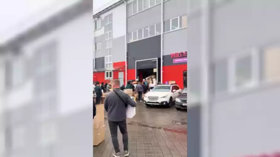 «А что будет на Новый год?» - Продавцы показали многочасовые очереди на склад WB под Минском