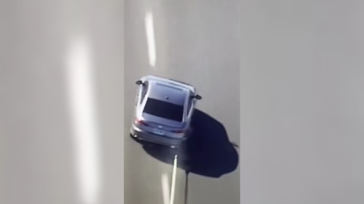 Захват машины за колесо прямо на ходу набрал 53 млн просмотров в TikTok — "Технология Бэтмена"