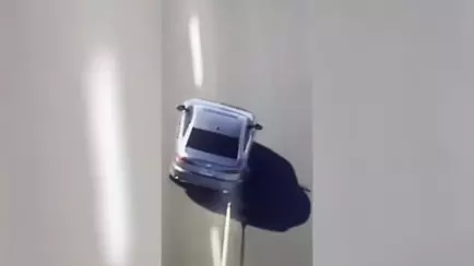 Захват машины за колесо прямо на ходу набрал 53 млн просмотров в TikTok — «Технология Бэтмена»