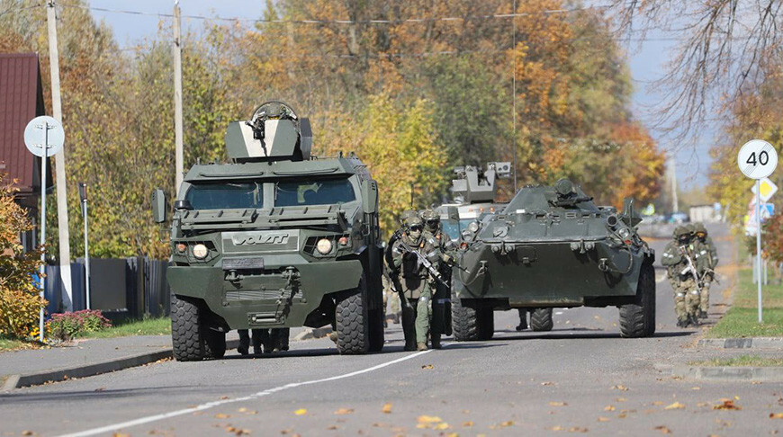 КГБ предупредил об усилении контроля и военной технике на дорогах в районе на Минщине