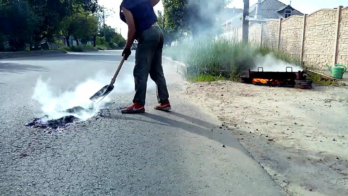 Минтранс пообещал отказаться от ямочного ремонта в Беларуси. Как будут заделывать выбоины?