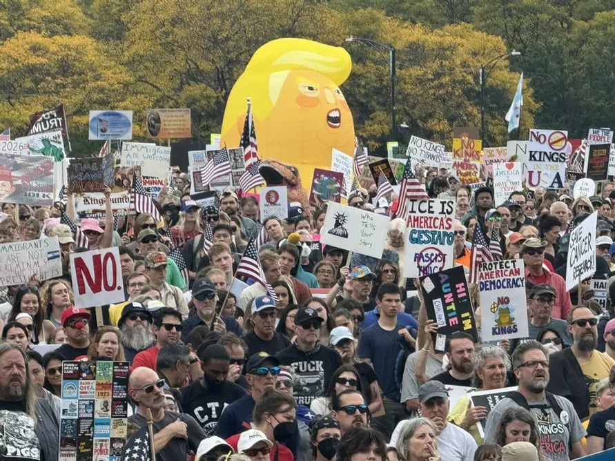 Трамп ответил протестующим видеороликом, где надевает корону и льет экскременты на их головы