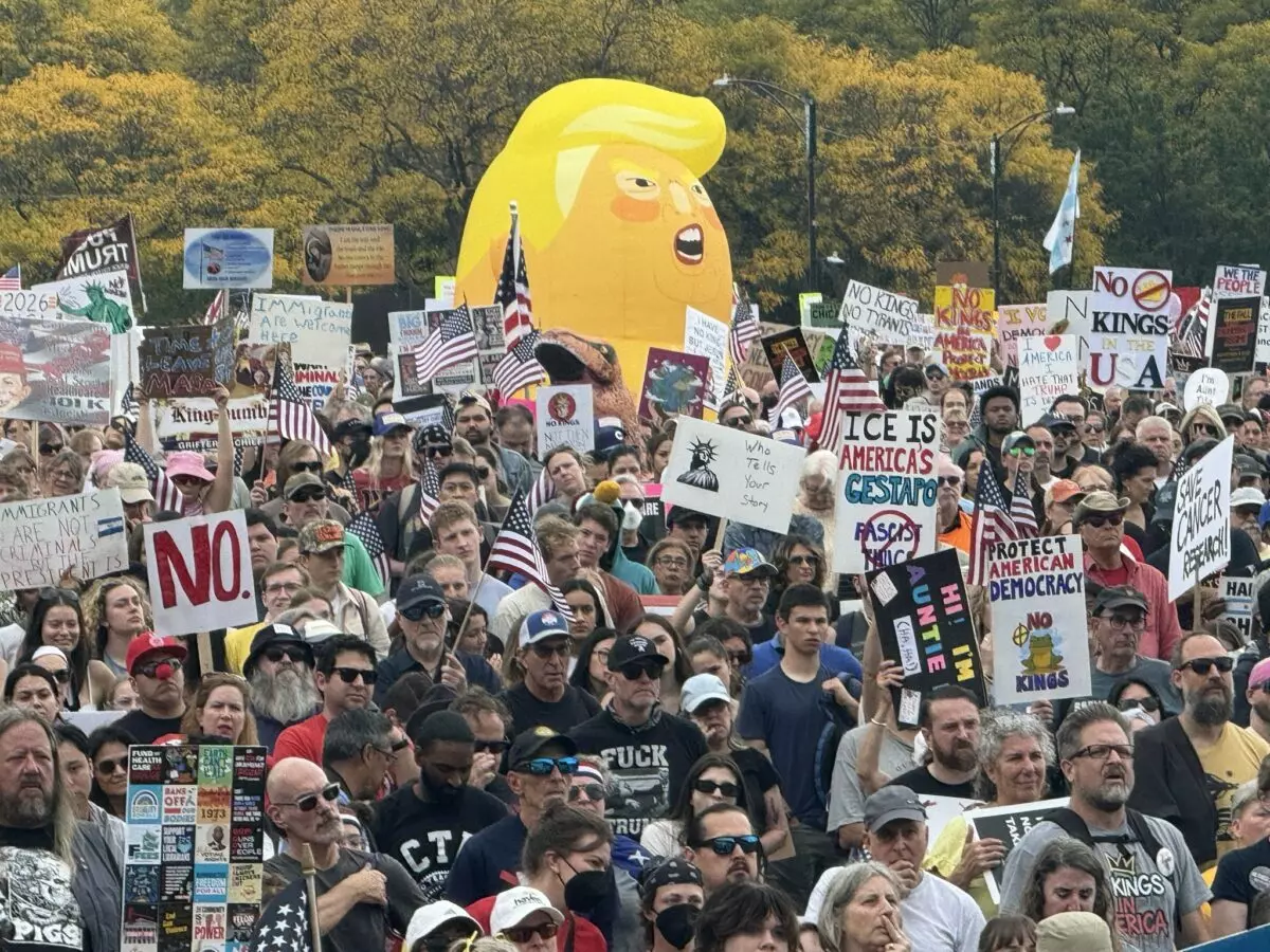 Трамп ответил протестующим видеороликом, где надевает корону и льет экскременты на их головы