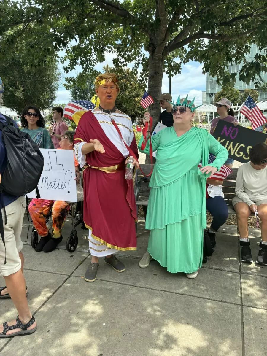 Трамп ответил протестующим видеороликом, где надевает корону и льет экскременты на их головы