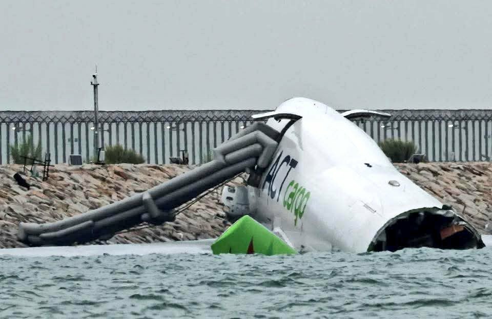 Boeing 747 устроил смертельное ДТП в аэропорту и затем затонул в море