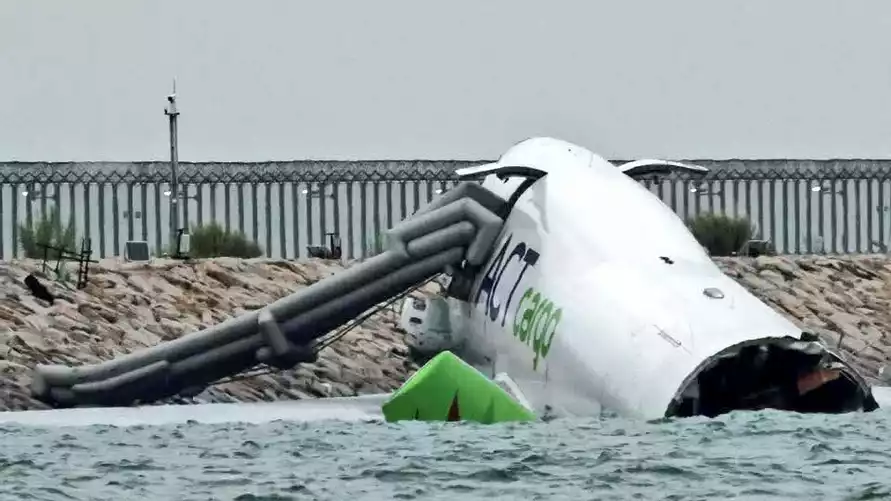 Boeing 747 устроил смертельное ДТП в аэропорту и затем затонул в море