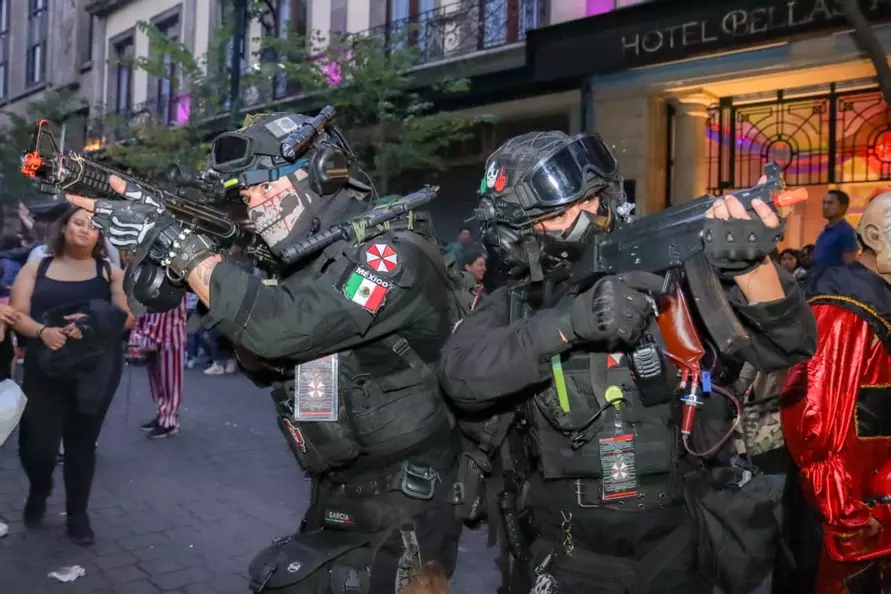 Улицы Мехико заполнили зомби. Так празднуют аналог белорусских Дзядов в Мексике