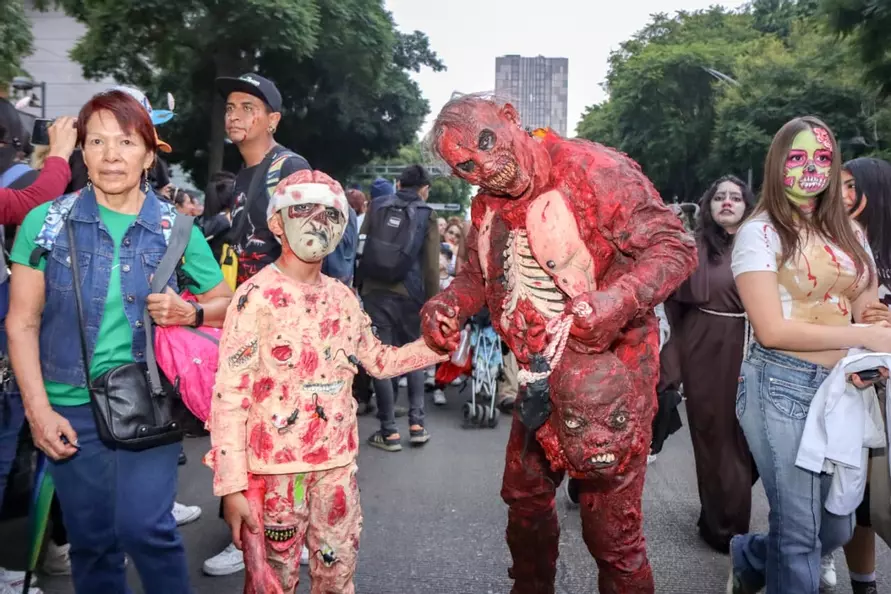 Улицы Мехико заполнили зомби. Так празднуют аналог белорусских Дзядов в Мексике