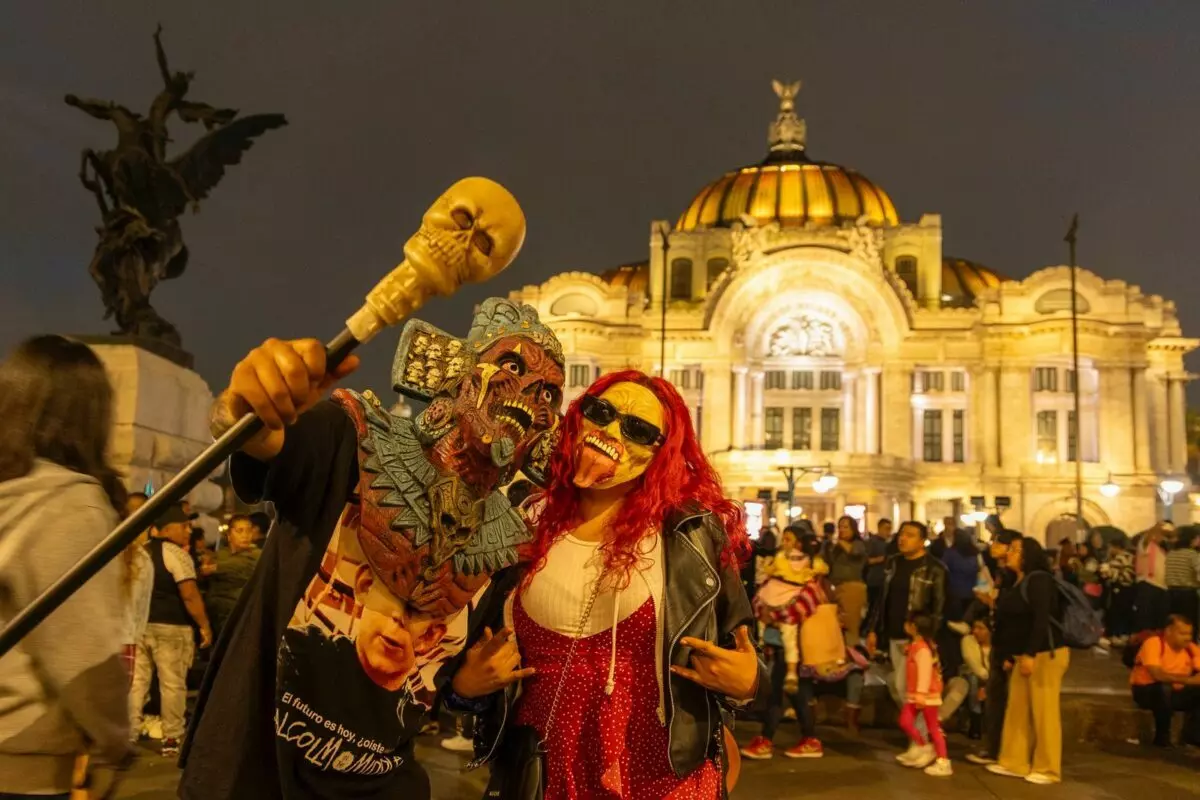 Улицы Мехико заполнили зомби. Так празднуют аналог белорусских Дзядов в Мексике