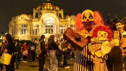 Улицы Мехико заполнили зомби. Так празднуют аналог белорусских Дзядов в Мексике