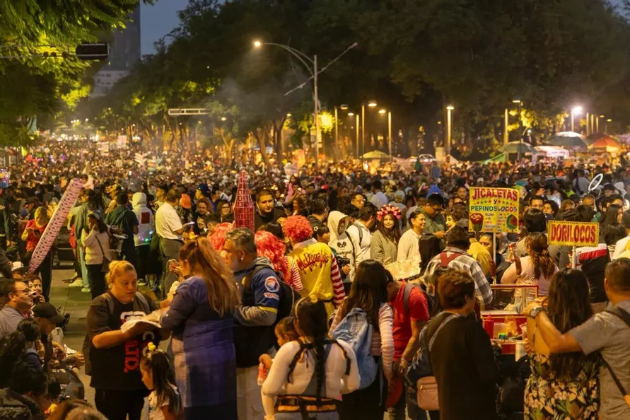 Улицы Мехико заполнили зомби. Так празднуют аналог белорусских Дзядов в Мексике
