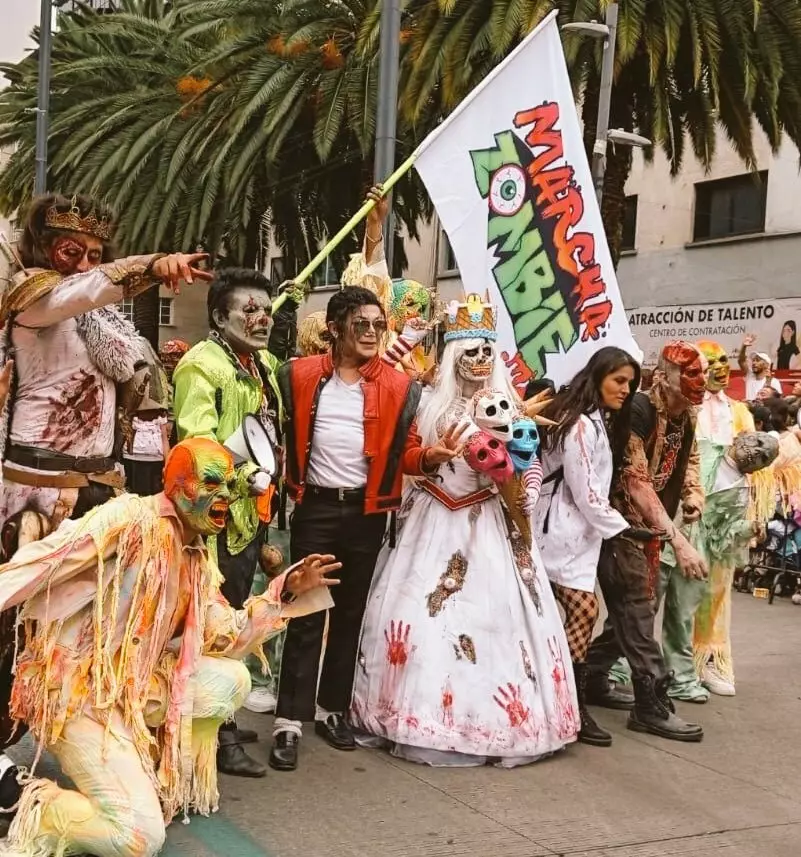 Улицы Мехико заполнили зомби. Так празднуют аналог белорусских Дзядов в Мексике