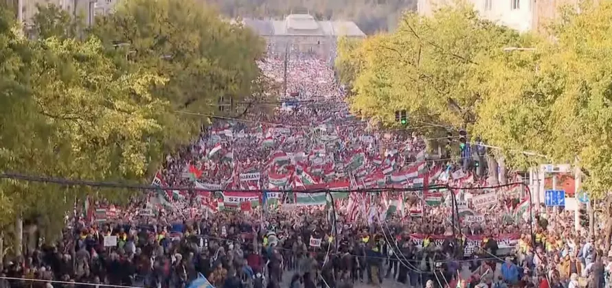 Сотни тысяч венгров с Орбаном вышли на марш в память о восстании против СССР, но с лозунгами против ЕС