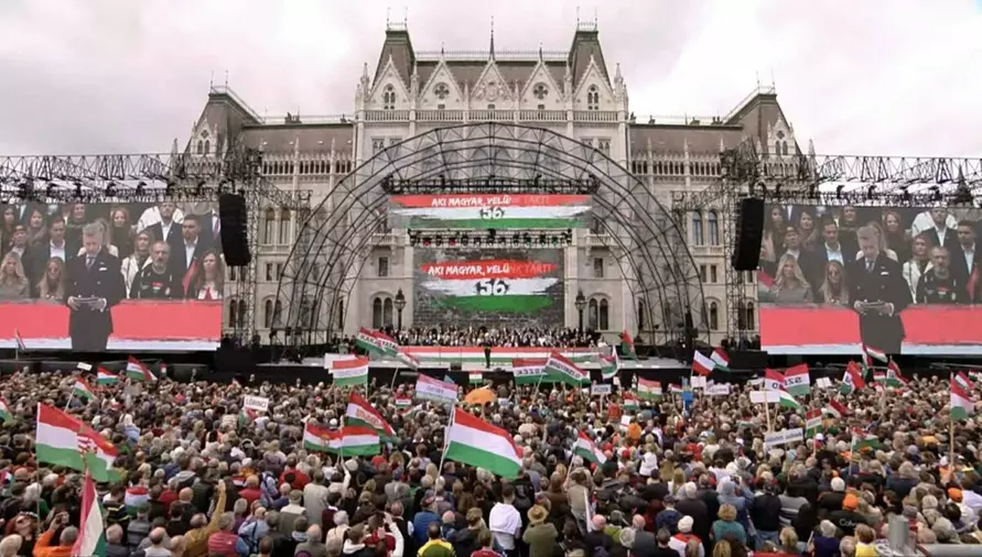 Сотни тысяч венгров с Орбаном вышли на марш в память о восстании против СССР, но с лозунгами против ЕС